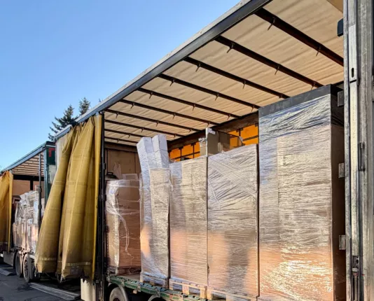 Verladung mehrerer Paletten Baumarkt-Retouren in einen LKW