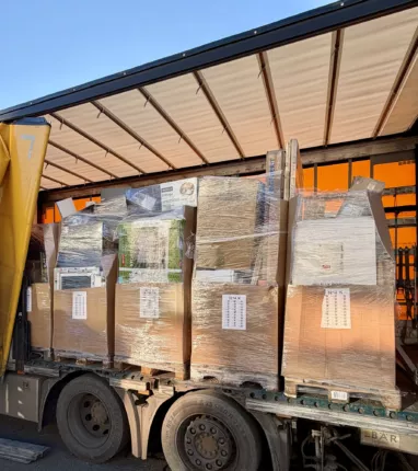 Gestapelte Europaletten mit gemischten Retourenartikeln aus dem Baumarkt