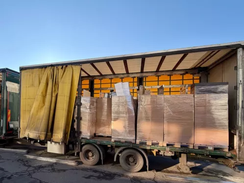 Mit Paletten voll beladener Planensattelzug beim Ankauf gemischter Baumarktware