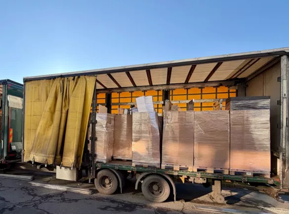 Mit Paletten voll beladener Planensattelzug beim Ankauf gemischter Baumarktware