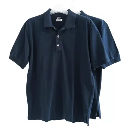 Dunkelblaue Poloshirts mit kurzem Arm auf Kleiderbügeln