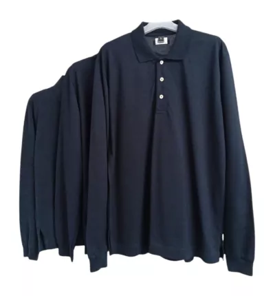 Dunkelblaue Poloshirts mit langem Arm auf Kleiderbügeln