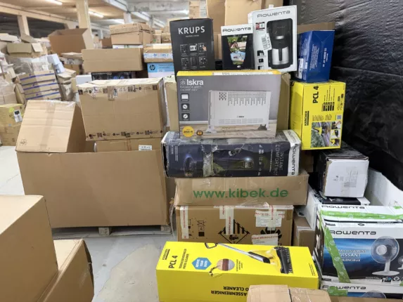 Elektro-Restposten mit Kaffeemaschinen, Heizgerät, Tischventilatoren und einem Tintenstrahldrucker