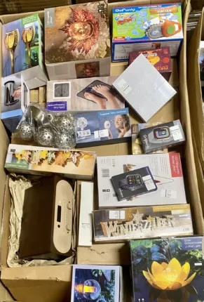 Gemischte Elektro-Kleingeräte in Originalverpackung: Fußmassagematte, DAB-Kofferradio und Solar-Gartenleuchten