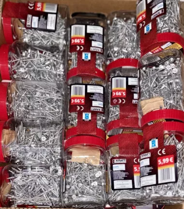 Senkkopfschrauben nach Größen getrennt im Organizer
