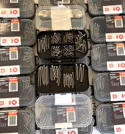 Palette mit gestapelten Boxen voller Schraubensortiment