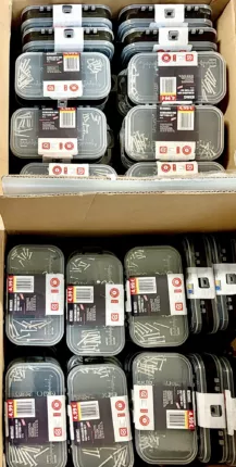 Beschläge, Dübel und Befestigungsmaterial in Lagerboxen