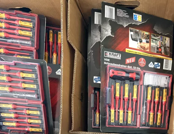 Werkzeug und Kleineisenwaren aus einem Eisenwarenhandel