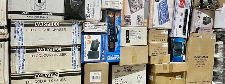 Volles Elektroniklager: gestapelte Restposten von PA-/Tontechnik, Lautsprechern und Verstärkern in Kartons
