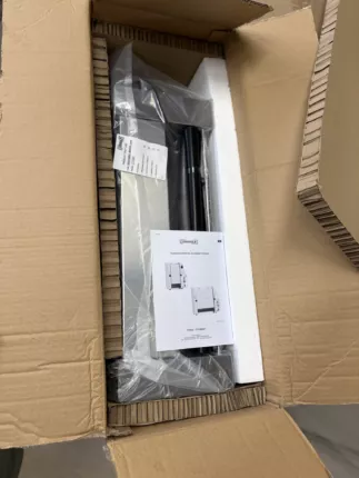 Geöffneter Originalkarton mit einem Edelstahl-Gastro-Toaster in Schutzverpackung