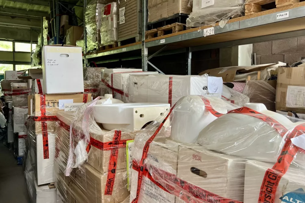 Sanitärkeramik und Glaswaren aus einer Geschäftsauflösung, bruchsicher verpackt im Lager