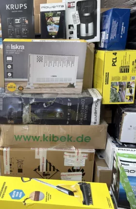 Hoher Stapel Elektroartikel – Konvektor-Heizung, Filterkaffeemaschinen, Tischrechner, Turmheizlüfter und Terrassenreiniger
