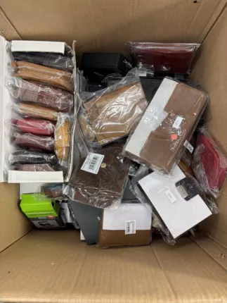 Umzugskarton mit sortierten Kleinlederwaren – Echtleder-Geldbörsen, Münzbörsen und Kartenetuis in Cognac, Rot und Schwarz
