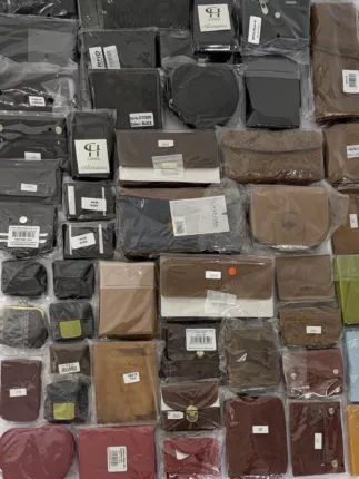 Sortiment verschiedener Echtleder-Geldbörsen und Portemonnaies in Schwarz, Braun, Cognac, Rot, Blau und Grün, folienverpackt