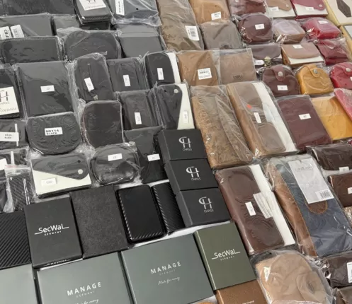 Großer Warentisch mit Kleinlederwaren – Geldbörsen, Kartenetuis und Geschenkboxen in verschiedenen Farben und Ledersorten