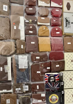 Echtleder-Geldbörsen und Münzbörsen in Braun-, Rot- und Cognactönen, teils mit geprägtem Leder und bedruckten Motiven