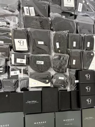 Überwiegend schwarze Echtleder-Geldbörsen, Münzbörsen und Kartenetuis mit passenden Geschenkboxen, einzeln folienverpackt