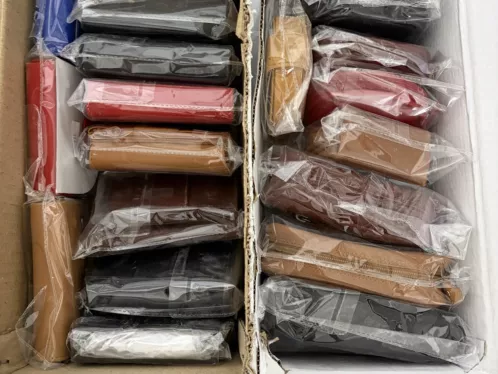 Lederwaren und Geldbörsen als Restposten: Echtleder-Geldbörsen in Blau, Rot, Cognac, Braun und Schwarz, in zwei Kartons