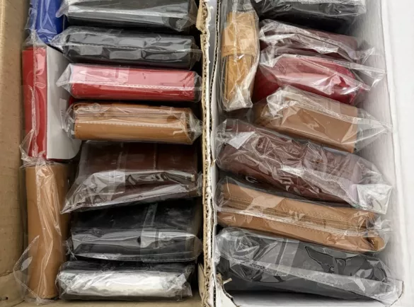Lederwaren und Geldbörsen als Restposten: Echtleder-Geldbörsen in Blau, Rot, Cognac, Braun und Schwarz, in zwei Kartons