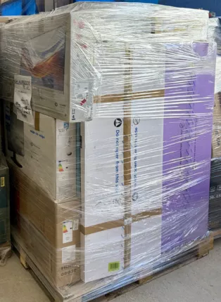 Foliierte Palette mit gestapelten PC-Monitor-Kartons, obenauf ein ausgepackter Office-Monitor – Großhandelsposten im Lager