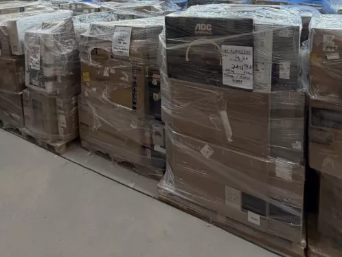 Lagergang mit einer Reihe foliierter Paletten voller PC- und Gaming-Monitore verschiedener Größen