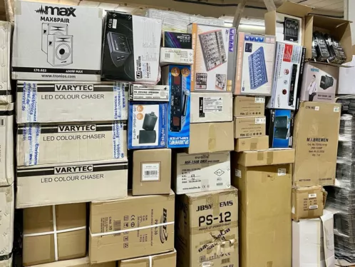 Restposten-Palette PA- und Veranstaltungstechnik mit Lautsprechern, LED-Lichteffekten, Endstufe, Mischpult und Nebelmaschine