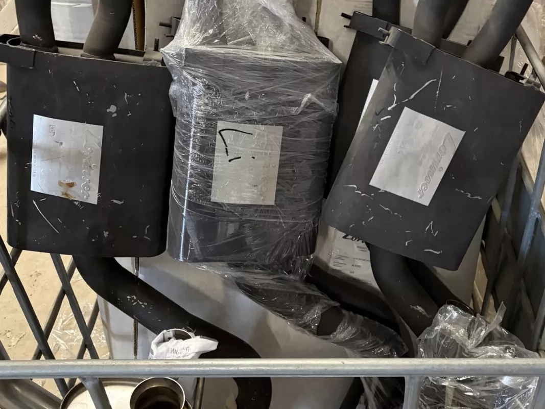 Autoteile als Restposten verkaufen: Palette mit gebrauchten Auspuffanlagen (Lorinser, Mercedes) in Gitterbox