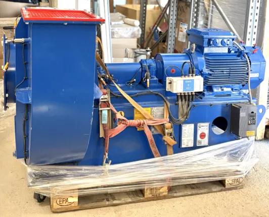 Industrie-Radialventilator mit Elektromotor, Steuerungsbox und Frequenzumrichter, blau lackiert, foliert auf Europalette