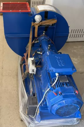 Industrie-Radialventilator mit Elektromotor, transportgesichert und foliert auf Europalette – Aufsicht auf das Aggregat