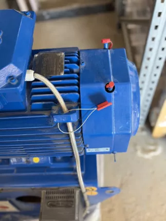Elektromotor des Radialventilators mit Kühlrippen und Anschlusskasten – Detailaufnahme