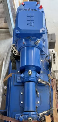 Antriebseinheit des Industrie-Radialventilators mit Elektromotor und Kupplung – Aufsicht von oben