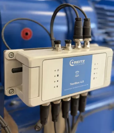 Elektronische Überwachungs- und Steuerungsbox des Radialventilators mit Sensoranschlüssen – Detailaufnahme