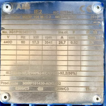 Motor-Typenschild des Industrie-Radialventilators mit technischen Daten – 17,3 kW, IP 55, Baujahr 2016
