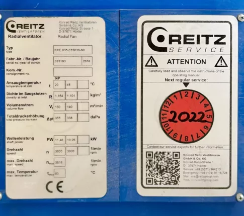 Typenschild des Industrie-Radialventilators mit technischen Daten – Typ, Baujahr 2016, Volumenstrom und Druckerhöhung