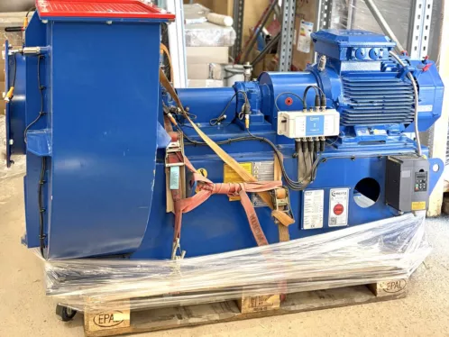 Gebrauchter Industrie-Radialventilator mit Elektromotor und Frequenzumrichter, blau lackiert, transportfertig auf Europalette