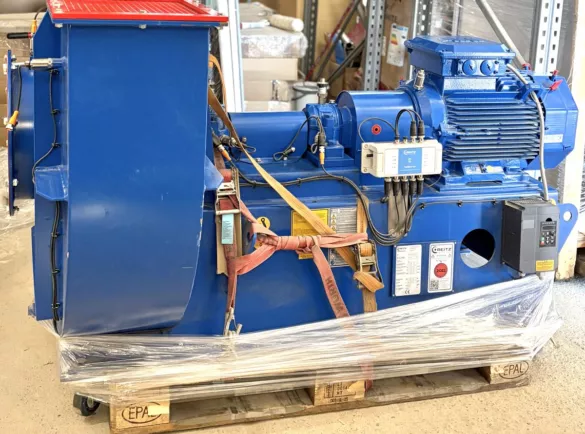 Gebrauchter Industrie-Radialventilator mit Elektromotor und Frequenzumrichter, blau lackiert, transportfertig auf Europalette