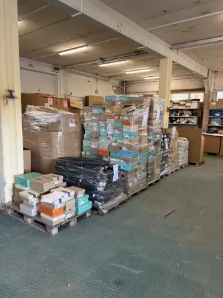 Reihe folienverpackter Paletten mit gemischten Marken-Schuhkartons in einer Lagerhalle