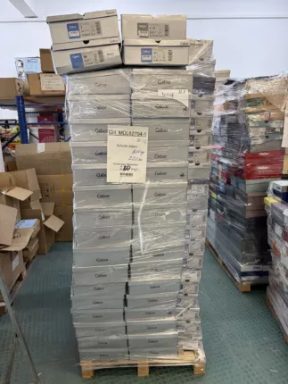 Hoher Palettenturm mit hellgrauen Marken-Schuhkartons und Warenposten-Etikett