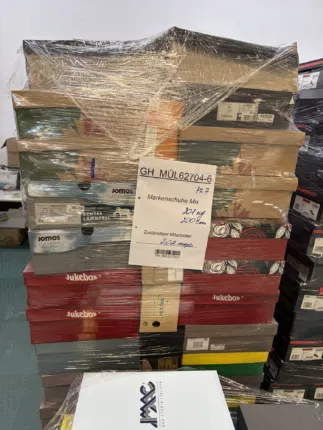 Palette mit gemischten farbigen Marken-Schuhkartons (Markenschuhe Mix) und Warenposten-Etikett