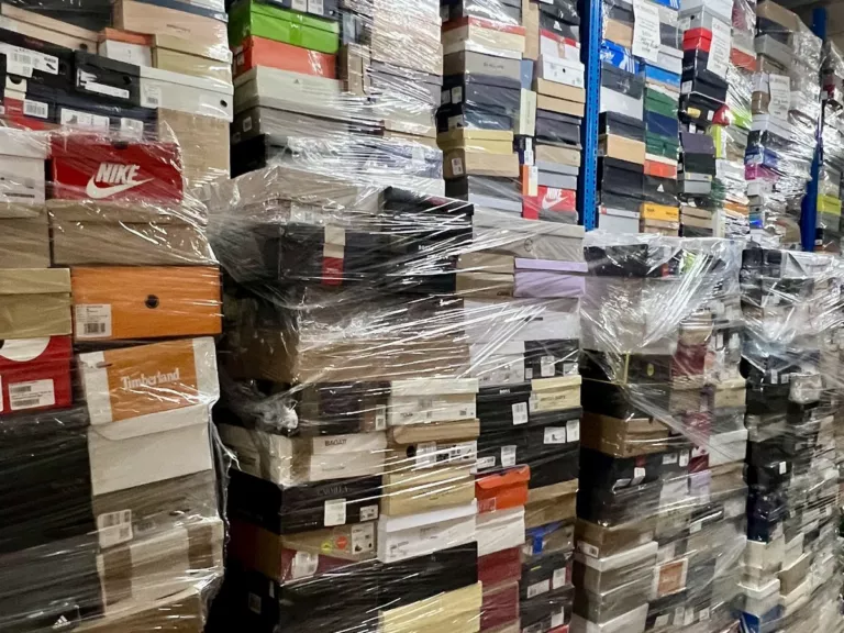 Palettenweise Schuhkartons bekannter Marken (Nike, adidas, Timberland) in Stretchfolie – Schuh-Restposten im Liquidato-Lager