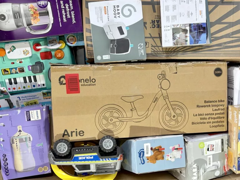 Karton mit gemischten Spielwaren-Retouren – Laufrad, Spielzeug-Polizeiauto, Kinder-Keyboard und Plüschtier – Restposten im Liquidato-Lager