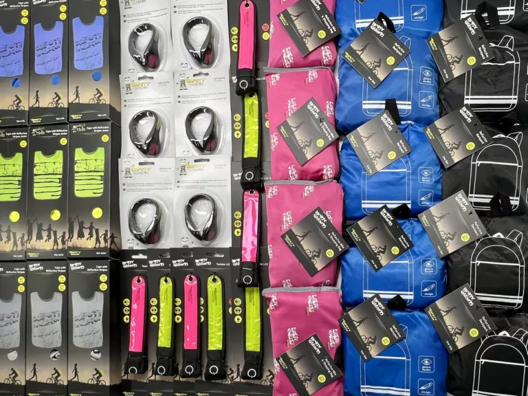 Sortiment reflektierender Sport- und Outdoor-Artikel (LED-Armbänder, Reflektor-Rucksäcke und Sicherheits-Capes) – Restposten im Liquidato-Lager