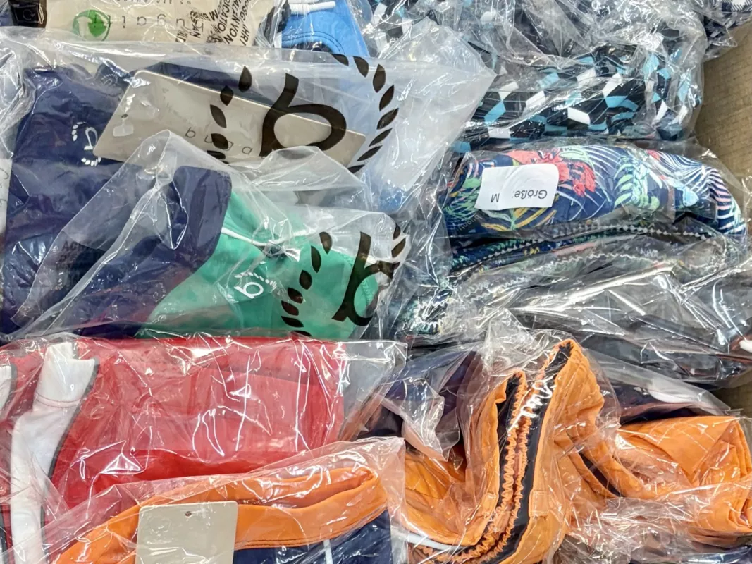 Textilien als Restposten verkaufen: Karton mit gemischter Markenbekleidung (u. a. bugatti), einzeln in Folie