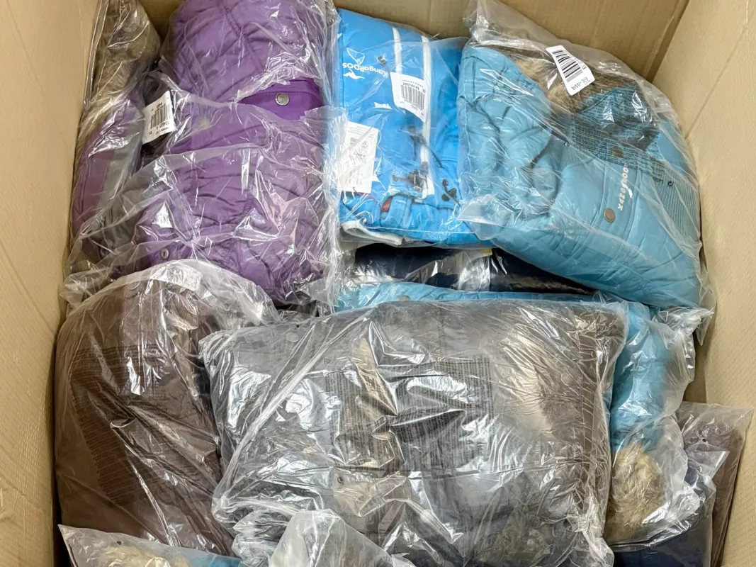 Karton mit unverkaufter Textil-Neuware - einzeln verpackte Markenjacken mit Etiketten (u. a. KangaROOS)