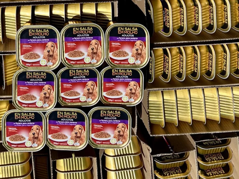 Palettenweise Hundefutter-Schalen (Nassfutter „En Salsa“, 300 g) als Tierbedarf-Restposten im Liquidato-Lager