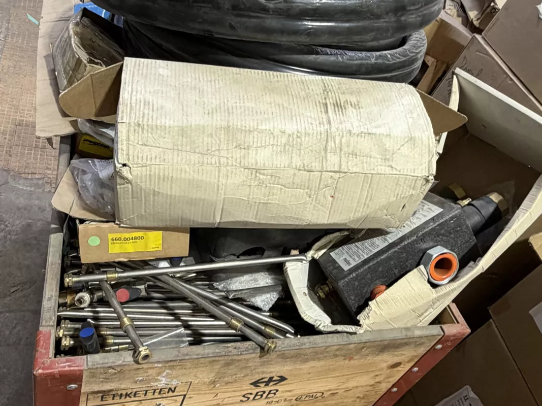 EPAL-Kiste mit Werkzeug-Restposten und Zubehör – Metallteile, Fittings und Schläuche auf Palette