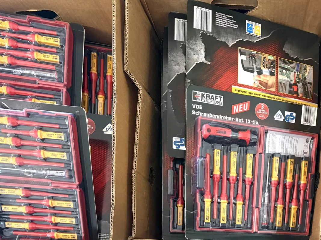 Werkzeug als Restposten verkaufen: Kartons mit VDE-Schraubendreher-Sets (Kraft Werkzeuge, isolierte Klingen)
