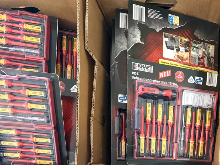 Werkzeug als Restposten verkaufen: Kartons mit VDE-Schraubendreher-Sets (Kraft Werkzeuge, isolierte Klingen)